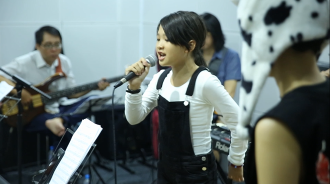 Bốn HLV The Voice Kids hòa giọng cùng nhau trong phòng tập trước thềm Chung kết